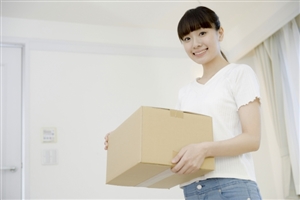 荷物を発送する女性